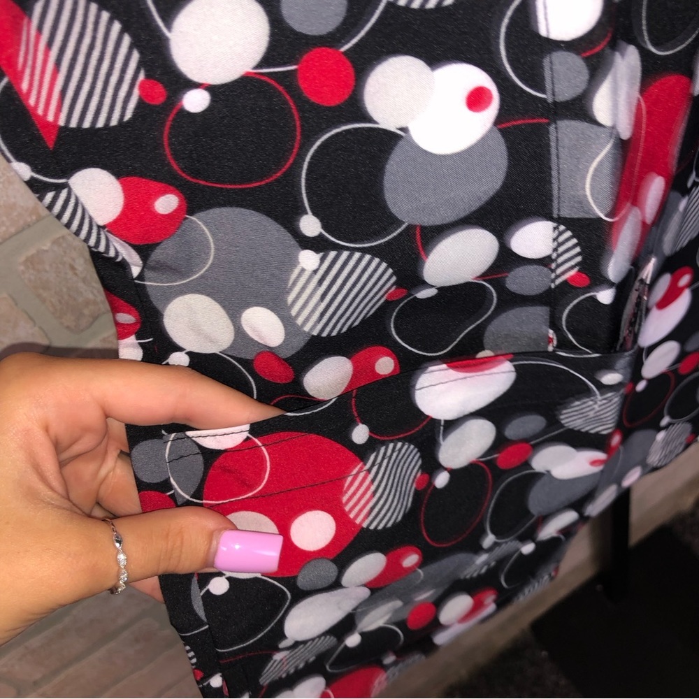 NWT Maevn Prints black and red Circle print short sleeve scrub top - Picture 3 of 10